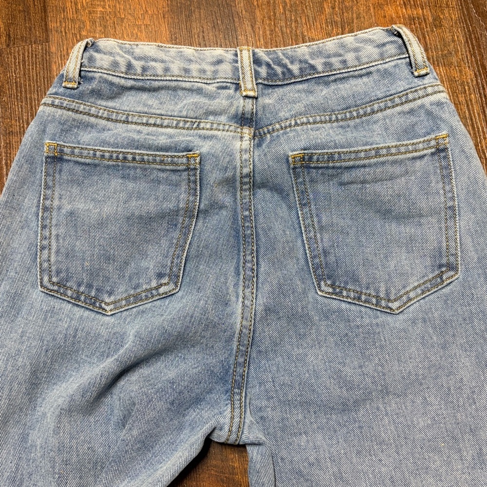 PRETTYLITTLETHING PETITE LIGHT BLUE HIGH WAIST MOM JEANS AU 2/US 00 LNWOT - Picture 2 of 2